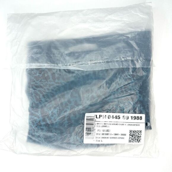Fabletics Scrunch Shorts 4” Green Abyss Leopard NWT Size L - Picture 6 of 8